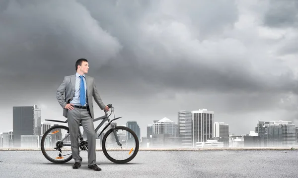 Ein Junger Mann Businessanzug Und Krawatte Steht Mit Fahrrad Auf — Stockfoto