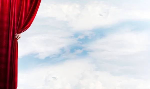 Nsan Eli Mavi Gökyüzü Arka Plan Üzerinde Kırmızı Kadife Perde — Stok fotoğraf