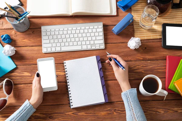 Mujer Negocios Usando Smartphone Escritorio Oficina Concepto Aplicación Negocio Línea —  Fotos de Stock