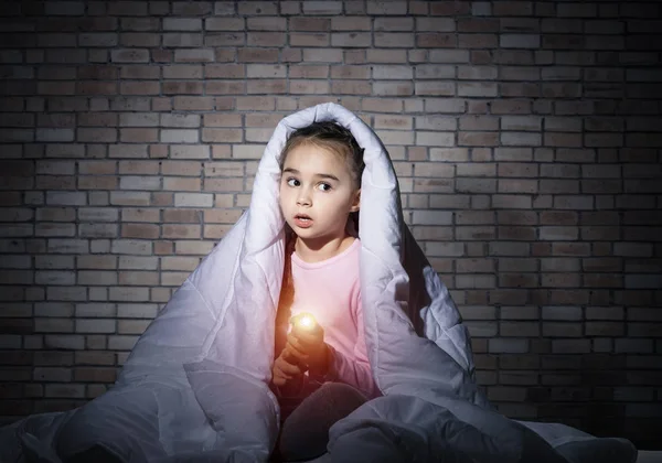 Menina Assustada Com Lanterna Escondida Sob Cobertor Miúdo Assustado Deitado — Fotografia de Stock