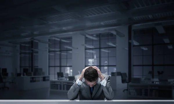 Frustrierter Mann Sitzt Mit Den Händen Auf Dem Kopf Schreibtisch — Stockfoto