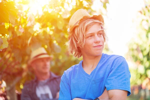 Retrato Hombre Sombrero Paja Camiseta Viñedo Día Soleado Joven Granjero — Foto de Stock