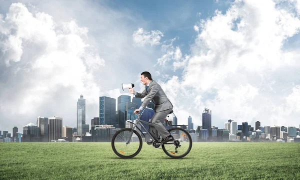 Empresario Con Megáfono Bicicleta Día Soleado Campaña Marketing Publicidad Gerente — Foto de Stock