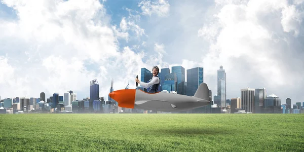 Zufriedener Flieger Der Kleine Propellerflugzeuge Steuert Modernes Business Center Mit — Stockfoto