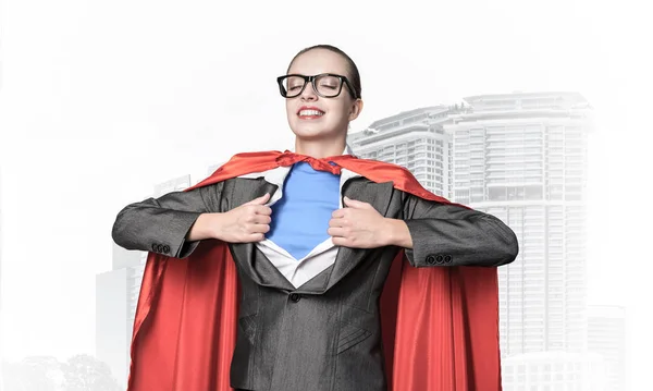 Portret Van Een Zakenvrouw Superheldin Die Haar Shirt Afscheurt Glimlachende — Stockfoto