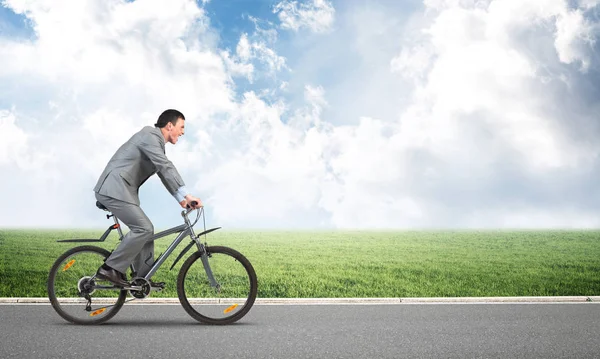 Affärsman Bråttom Att Arbeta Med Cykel Man Bär Business Suit — Stockfoto