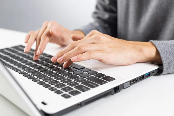 Student Sitzt Schreibtisch Und Arbeitet Laptop Nahaufnahme Weiblicher Hand Beim — Stockfoto