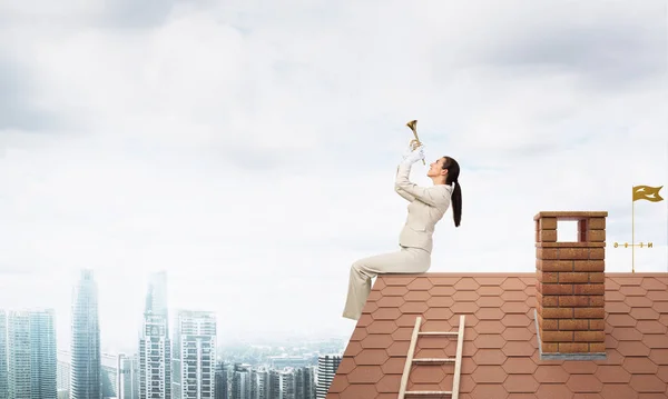 Attraente Giovane Donna Che Suona Musica Sul Tetto Dell Edificio — Foto Stock