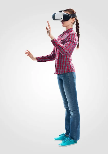 Jeune Femme Portant Des Lunettes Gestuelle Réalité Virtuelle Femme Debout — Photo