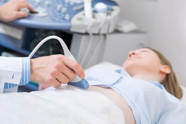 Sonografo Che Utilizza Una Macchina Ultrasuoni Lavoro Moderna Diagnostica Clinica — Foto Stock