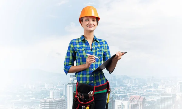 Ingeniero Joven Hardhat Pie Frente Con Portapapeles Lista Verificación Feliz — Foto de Stock