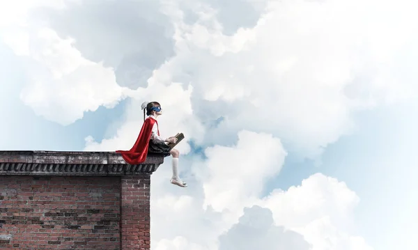 Niño Pequeño Con Máscara Capa Sentado Techo Del Edificio Leyendo — Foto de Stock