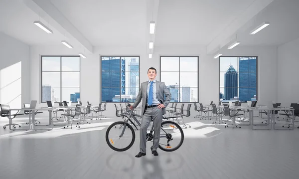 Χαμογελώντας Άνθρωπος Κοστούμι Στέκεται Ποδήλατο Στο Σύγχρονο Γραφείο Επαγγελματικό Χώρο — Φωτογραφία Αρχείου