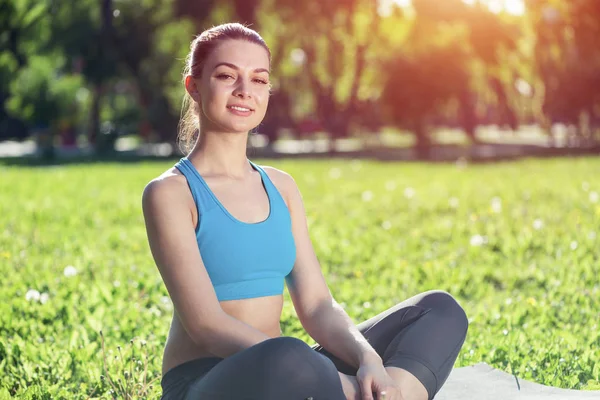 Mädchen Meditiert Lotuspose Auf Grünem Gras Yogaübungen Sommerpark Porträt Einer — Stockfoto