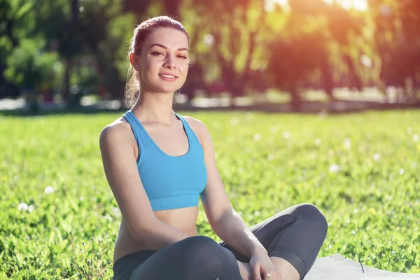 Chica Medita Pose Loto Hierba Verde Practicar Yoga Parque Verano — Foto de Stock