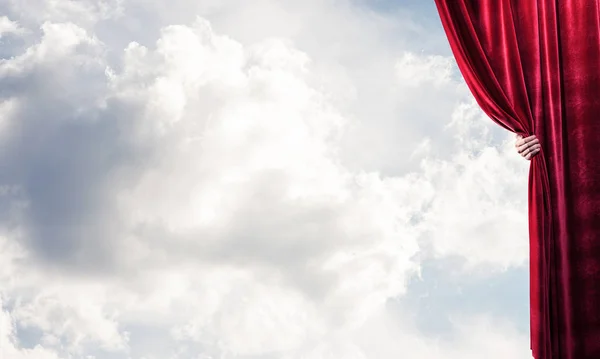 Menschenhand Öffnet Roten Samtvorhang Auf Blauem Himmelshintergrund — Stockfoto