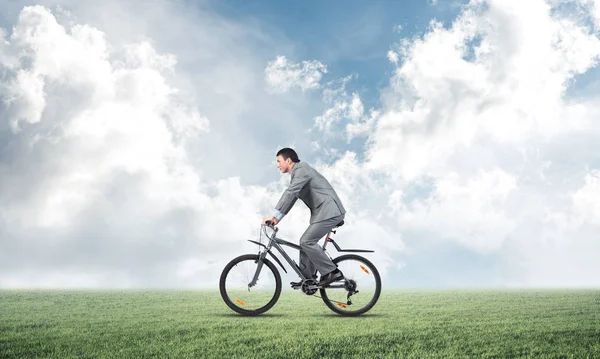 Empresario Viajando Trabajo Bicicleta Hombre Traje Gris Negocios Montando Bicicleta — Foto de Stock