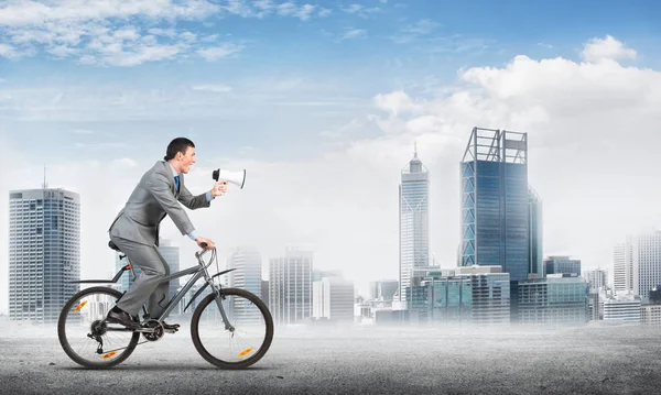 Geschäftsmann Mit Megafon Auf Dem Fahrrad Sonnigen Tagen Marketing Und — Stockfoto