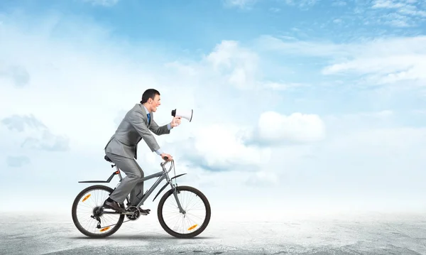 Geschäftsmann Mit Megafon Auf Dem Fahrrad Sonnigen Tagen Marketing Und — Stockfoto