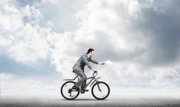 Geschäftsmann Mit Papierdokumenten Der Hand Auf Dem Fahrrad Frist Für — Stockfoto