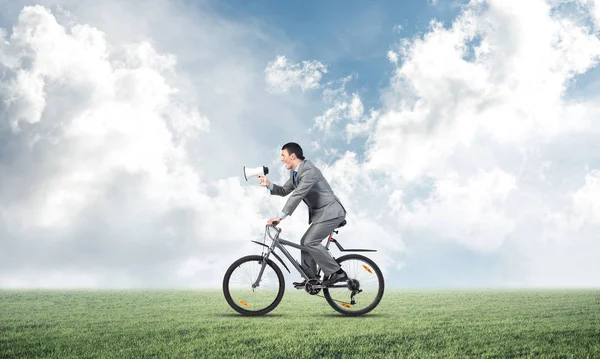 Empresario Con Megáfono Mano Bicicleta Día Soleado Promoción Anuncio Empleado — Foto de Stock