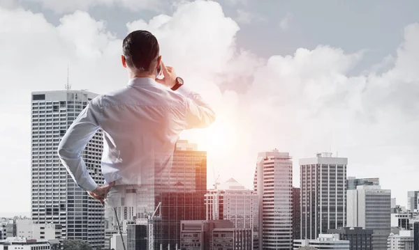 Doble Exposición Hombre Negocios Elegante Pie Con Espalda Hablando Teléfono — Foto de Stock