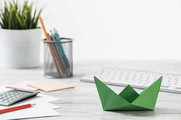 Escritório Madeira Com Barco Origami Verde Investimento Individual Economia Dinheiro — Fotografia de Stock
