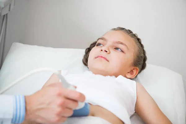 用超声波设备对小女孩进行体格检查 儿童腹部的声像仪移动传感器 专业临床诊断和治疗 男性手中的特写超声波扫描仪 — 图库照片