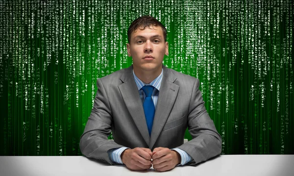 Schöner Ernster Mann Mit Gefalteten Händen Auf Binärem Computercode Hintergrund — Stockfoto