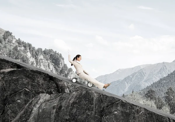 Bella Donna Felice Discesa Strada Montagna Giovane Dipendente Abito Lavoro — Foto Stock