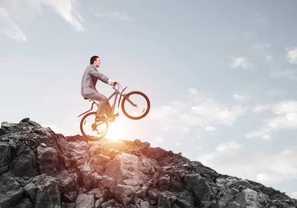 Uomo Affari Discesa Bicicletta Paesaggio Naturale Con Spazio Copia Uomo — Foto Stock