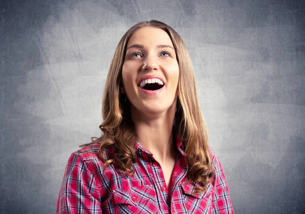 Feliz Chica Encantadora Sonriendo Ampliamente Mujer Joven Emocional Sorprendido Expresión — Foto de Stock