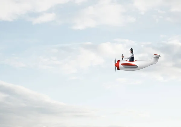 Щасливий Пілот Керує Маленьким Пропелером Тлі Блакитного Неба Хмарами Подорожі — стокове фото