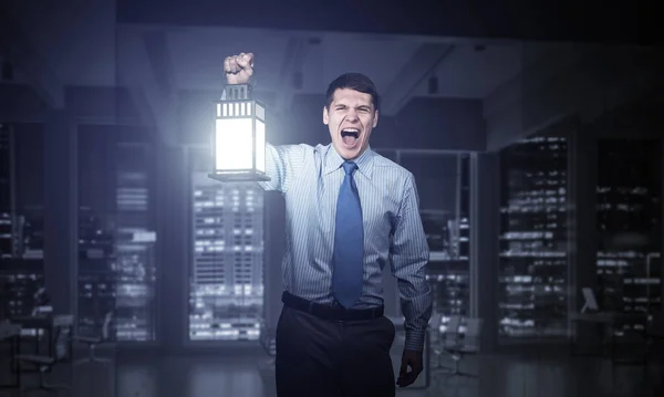 Schreiender Geschäftsmann Mit Glühender Laterne Hintergrund Des Büroinnenraums Frontansicht Eines — Stockfoto