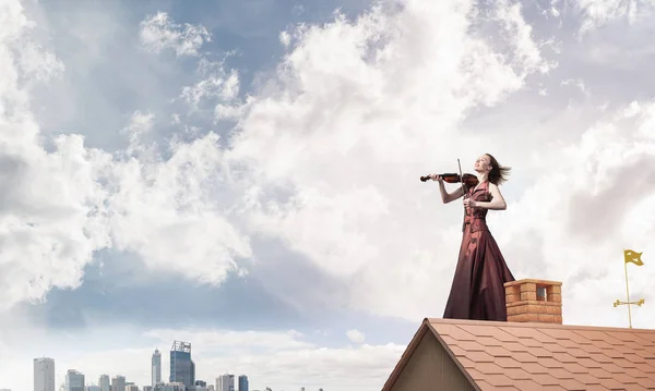 Mladá Atraktivní Dívka Hrají Housle Nejvyšší Cihlová Střecha Kombinovaná Technika — Stock fotografie