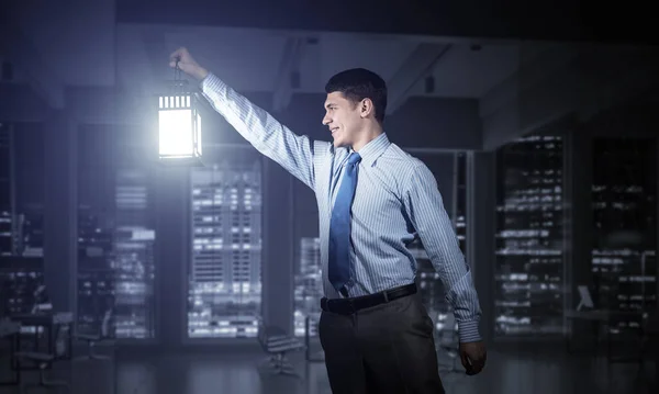 Glücklicher Geschäftsmann Mit Glühender Laterne Hintergrund Des Büroinnenraums Junger Mann — Stockfoto