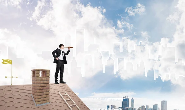 Inżynier stojący na dachu i patrzący w lunetę. Media mieszane — Zdjęcie stockowe