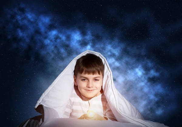 Battaniyenin Altında Feneri Saklanan Mutlu Çocuk Evde Yatakta Yatan Gülümseyen — Stok fotoğraf