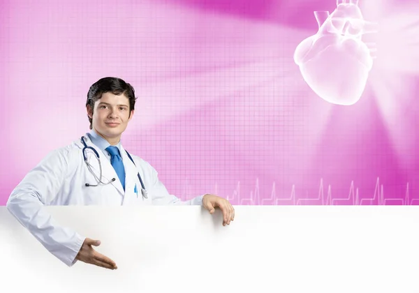 Jovem Médico Bonito Segurando Banner Branco Branco Coloque Seu Texto — Fotografia de Stock