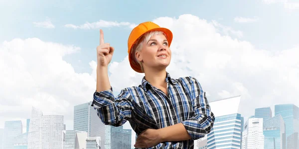 Hermosa Mujer Constructora Hardhat Con Dedo Apuntando Hacia Arriba Retrato — Foto de Stock