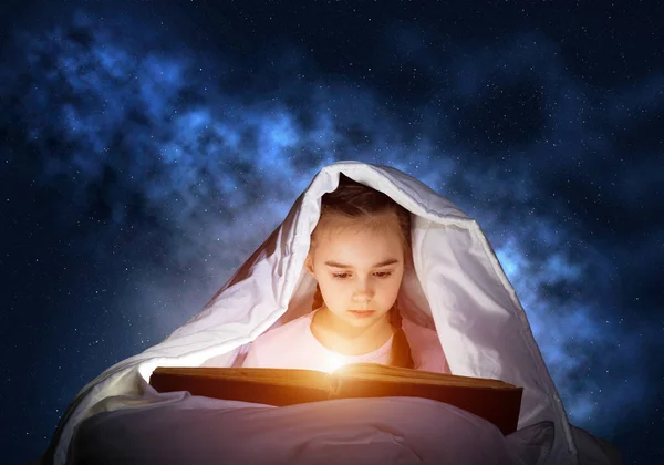 Engrossed Little Girl Czytanie Książki Łóżku Przed Pójściem Spać Ładne — Zdjęcie stockowe