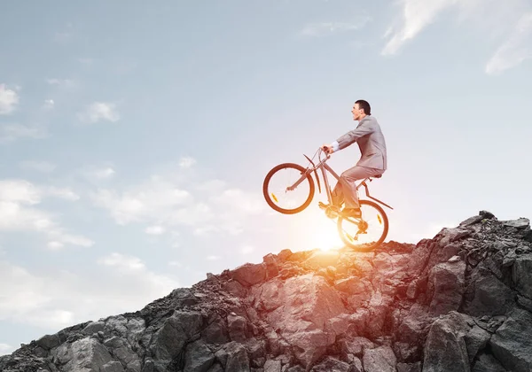 Uomo Affari Discesa Bicicletta Paesaggio Naturale Con Spazio Copia Uomo — Foto Stock