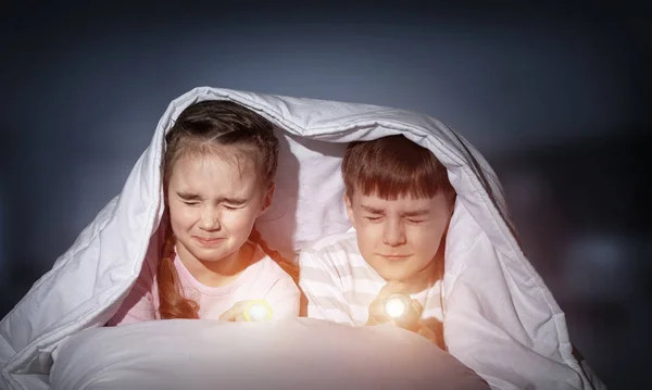 Yatağında Fener Olan Çocuklar Battaniyenin Altında Saklanan Gözleri Kapalı Küçük — Stok fotoğraf