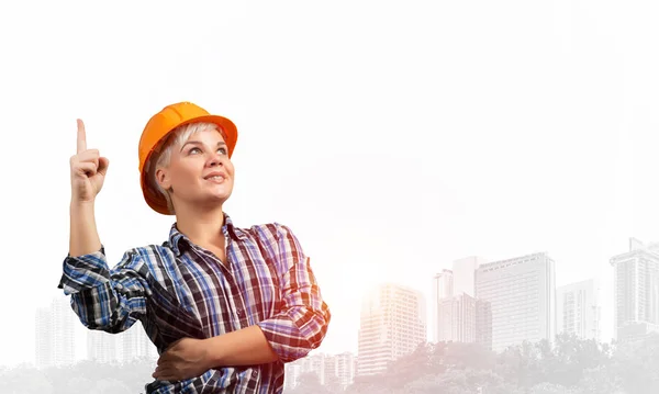 Hermosa Mujer Constructora Hardhat Con Dedo Apuntando Hacia Arriba Retrato — Foto de Stock