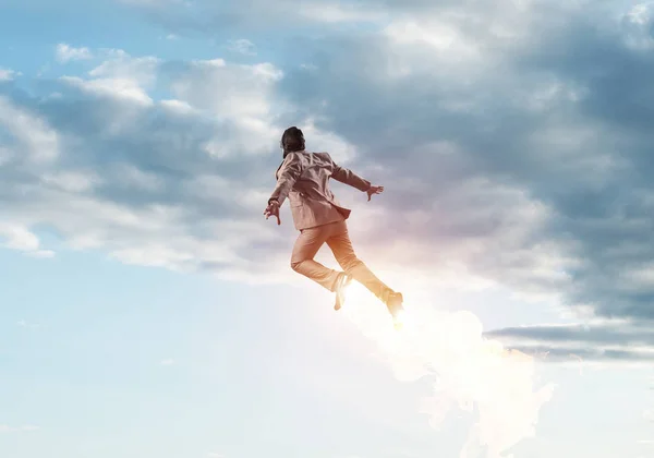 Výrazný Obchodník Obleku Klobouku Létající Modré Obloze Jako Superhrdina Podnikatel — Stock fotografie