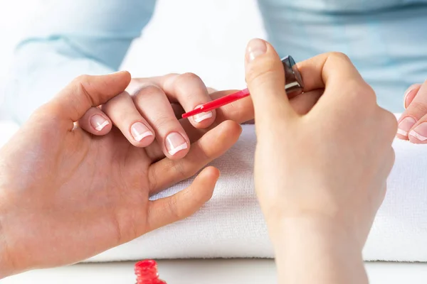 Manicure Werkt Met Nagels Van Cliënt Aan Tafel Sluiten Van — Stockfoto