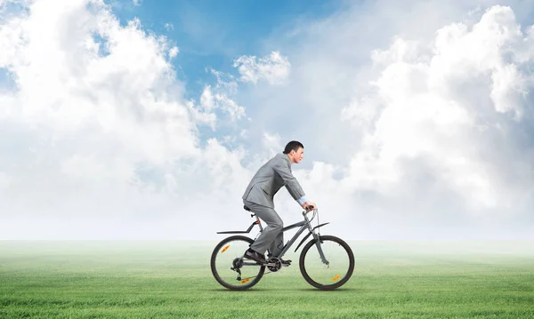 Empresario Viajando Trabajo Bicicleta Hombre Traje Gris Negocios Montando Bicicleta — Foto de Stock