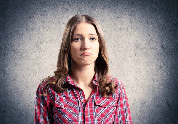 Nieszczęśliwa Młoda Kobieta Patrzy Kamerę Emocjonalne Brązowe Włosy Kobieta Niezadowolony — Zdjęcie stockowe
