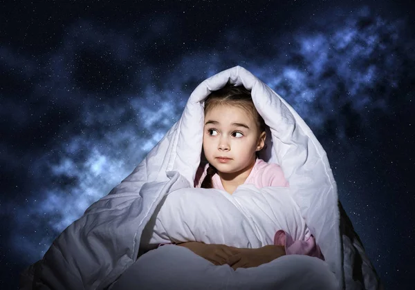 被吓坏的女孩 枕头藏在毯子下 吓了一晚上 孩子躺在家里的床上 小女孩害怕黑暗 盖孩子晚上不睡觉 女孩在深蓝色的天空背景的睡衣 — 图库照片