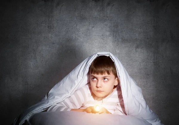 Verängstigtes Kind Mit Taschenlampe Das Sich Unter Decke Versteckt Verängstigtes — Stockfoto